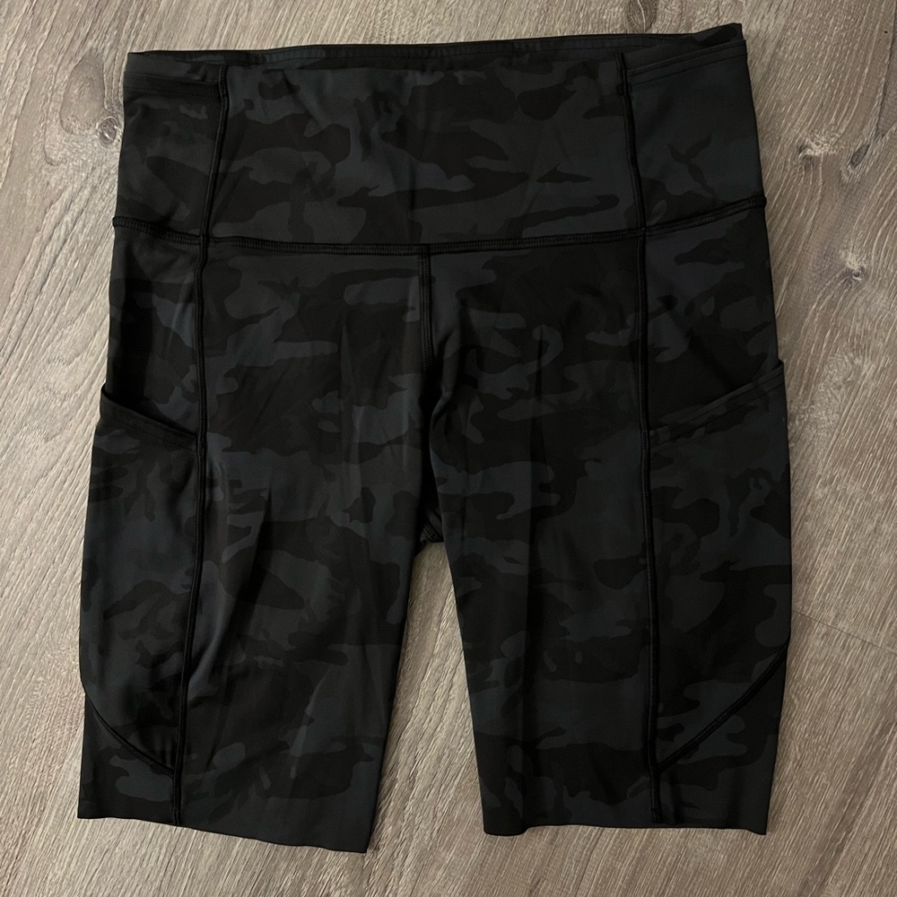 Lululemon Invigorate High Rise camo bike shorts / leggings size 8 EUC